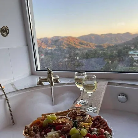 Aprosmeno Jacuzzi House 1 וילה *