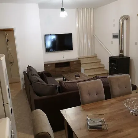 וילה Aprosmeno Jacuzzi House 1